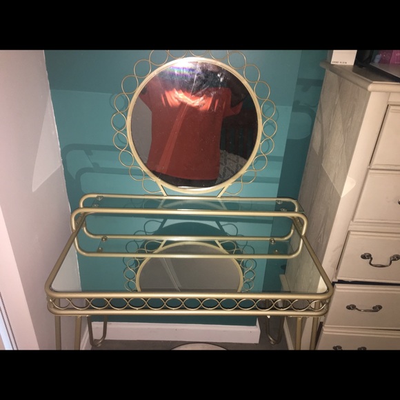 Gold vanity table minus the the top circle mirror. - Picture 2 of 4
